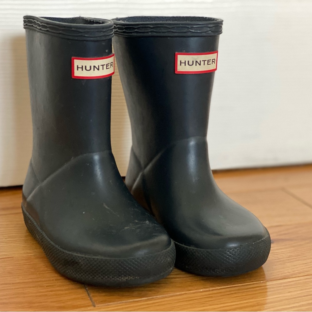 Navy Toddler Hunter Boots Size 6.